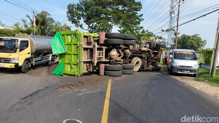 Truk terguling di Bangkalan