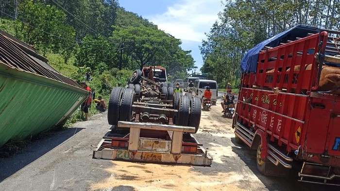 Truk tergulin di jalan Semarang-Magelang.