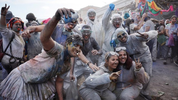 Tumpah Ruah Perang Bubuk Warna-warni di Yunani Revellers participate in a colourful