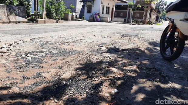 Video menunjukkan Jalan Cipinang Indah I, Jatinegara, Jaktim dalam kondisi banyak lubang viral di medsos. Begini kondisi terkini di lokasi. (Annisa Aulia/detikcom)