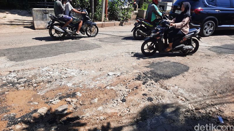 Video menunjukkan Jalan Cipinang Indah I, Jatinegara, Jaktim dalam kondisi banyak lubang viral di medsos. Begini kondisi terkini di lokasi. (Annisa Aulia/detikcom)