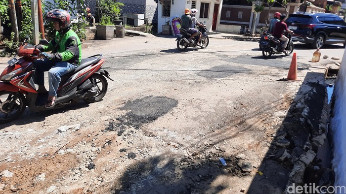 Video menunjukkan Jalan Cipinang Indah I, Jatinegara, Jaktim dalam kondisi banyak lubang viral di medsos. Begini kondisi terkini di lokasi. (Annisa Aulia/detikcom)
