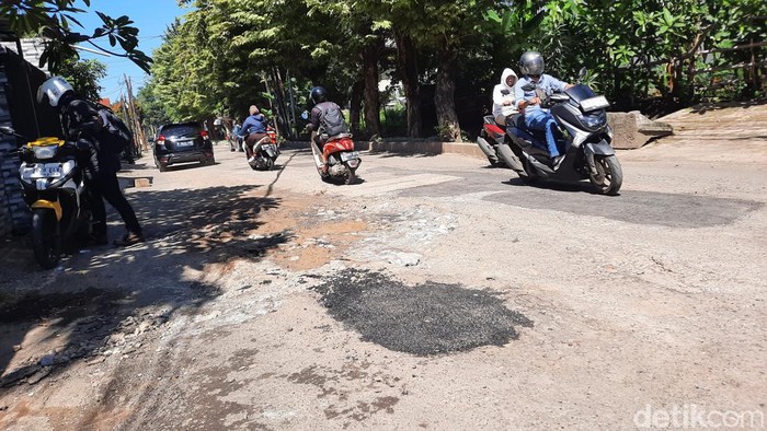 Video menunjukkan Jalan Cipinang Indah I, Jatinegara, Jaktim dalam kondisi banyak lubang viral di medsos. Begini kondisi terkini di lokasi. (Annisa Aulia/detikcom)