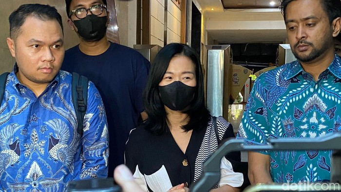 Wanita warga negara (WN) Korea Selatan bernama Amy diperiksa penyidik Polda Metro Jaya terkait laporannya terhadap pedangdut inisial TE terkait dugaan perzinaan (Wildan/detikcom)