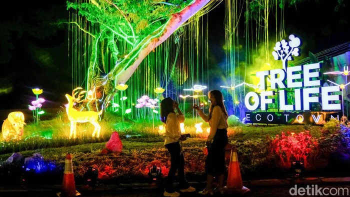 Warna-warni Tata Cahaya Hiasi Kawasan Komersil Sawangan Warna-warni tata cahaya menghiasi kawasan komersial di Sawangan, Depok. Deretan tata cahaya ini bisa jadi spot berfoto.