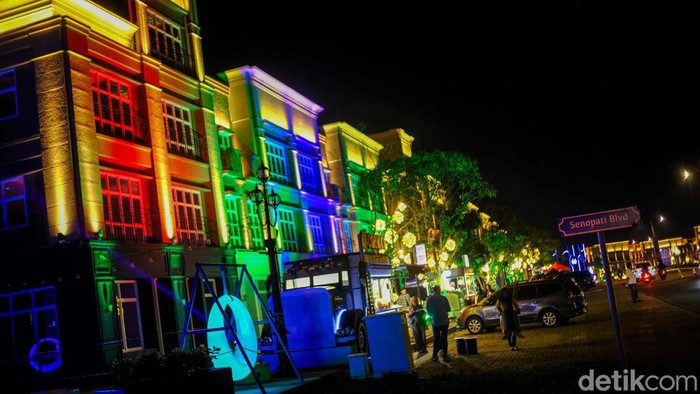 Warna-warni Tata Cahaya Hiasi Kawasan Komersil Sawangan Warna-warni tata cahaya menghiasi kawasan komersial di Sawangan, Depok. Deretan tata cahaya ini bisa jadi spot berfoto.