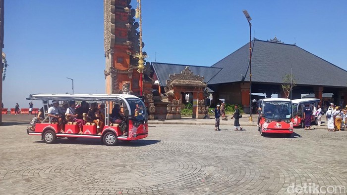 wisatawan saat hendak naik mobil listrik dari parkiran Manik Mas untuk menuju ke Pura Agung Besakih beberapa waktu yang lalu. (I Wayan Selamat Juniasa)