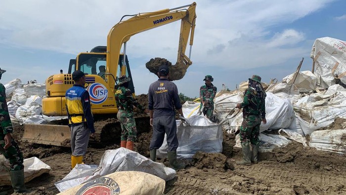 Yon Zipur 4/Tanpa Kawandya membantu perbaikan tanggul jebol Sungai Wulan, Demak. Foto diunggah pada Selasa (19/3/2024).