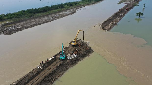 Yon Zipur 4/Tanpa Kawandya membantu perbaikan tanggul jebol Sungai Wulan, Demak. Foto diunggah pada Selasa (19/3/2024).
