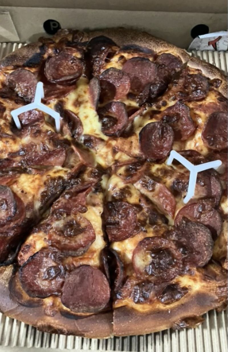 Zonk! Pesan Pizza untuk Buka Puasa yang Didapat Malah Pizza Gosong