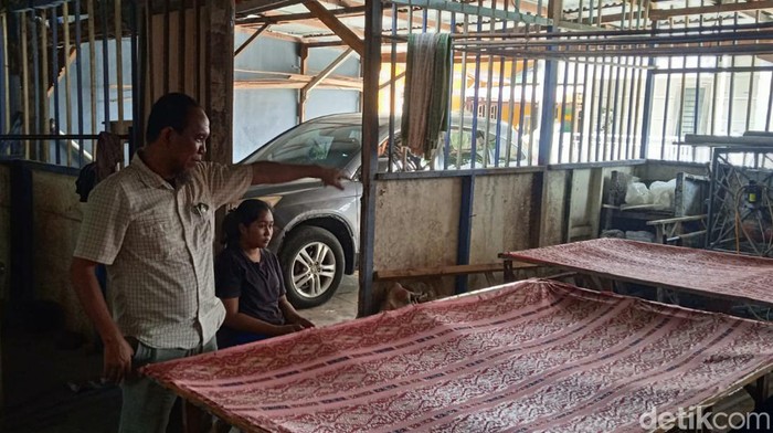 Zuchri saat meninjau hasil pekerjaan para pekerjanya. (Andika Syahputra/detikcom)