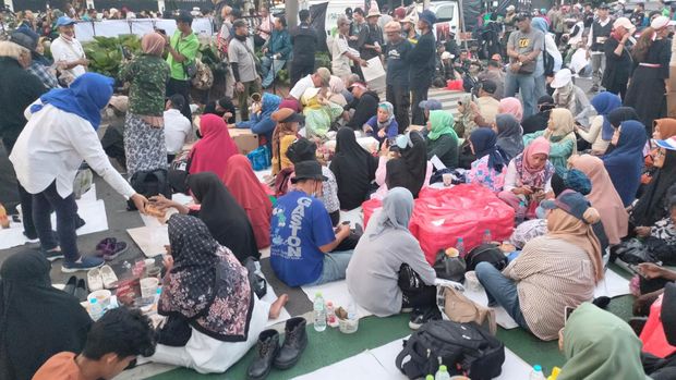 2 kubu massa demo di depan KPU buka puasa bersama