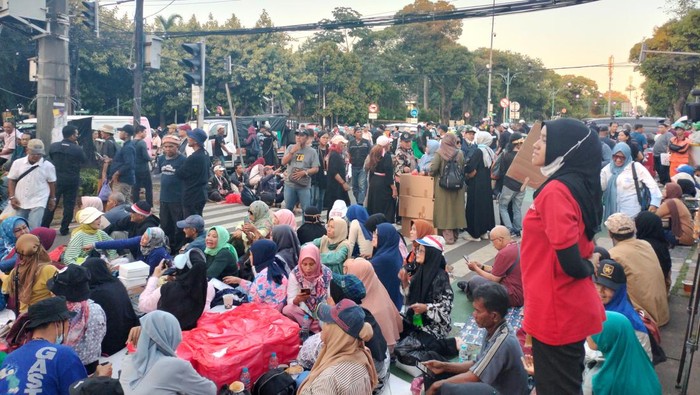 2 kubu massa demo di depan KPU buka puasa bersama