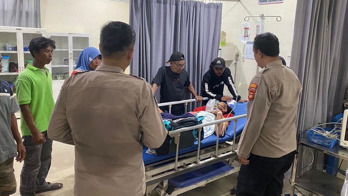 Adrian dirawat di RS usai tangan putus tersambar kereta api di Palembang.