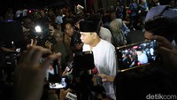 Tidak hanya ketum partai politik, Menkominfo sekaligus Ketum Projo Budi Arie Setiadi juga hadir di kediaman Prabowo.  