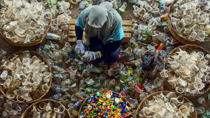 Aktivitas pemilihan sampah yang dilakukan warga melalui program STOP dan Banyuwangi Hijau