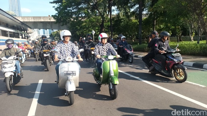Anies Baswedan dan Cak Imin berburu takjil di kawasan Pasar Takjil Bendungan Hilir, menggunakan vespa (Kurniawan Fadilah/detikcom)