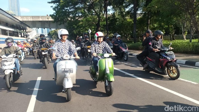 Anies Baswedan dan Cak Imin berburu takjil di kawasan Pasar Takjil Bendungan Hilir, menggunakan vespa (Kurniawan Fadilah/detikcom)