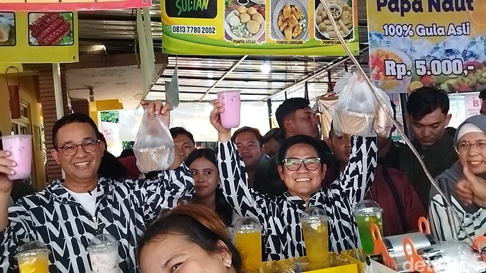 Anies dan Cak Imin di Pasar Takjil Benhil, Jakarta Pusat, 20 Maret 2024. (Kurniawan Fadilah/detikcom)