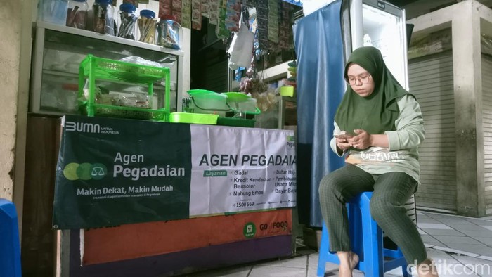 Ayu, Agen Pegadaian Surabaya di outletnya