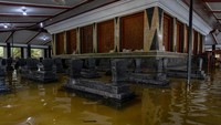 Kondisi banjir yang merendam sejumlah makam di luar cungkup makam utama Sunan Kalijaga di kawasan Cagar Budaya Situs Kompleks Makam Sunan Kalijaga di Kadilangu, Demak, Jawa Tengah, Selasa, (19/3/2024).