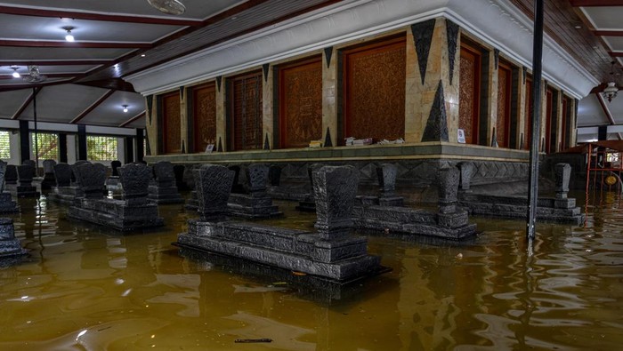 Banjir merendam kompleks Makam Sunan Kalijaga di Demak Kondisi banjir yang merendam makam Pangeran Widjil III dan istrinya di kawasan Cagar Budaya Situs Kompleks Makam Sunan Kalijaga di Demak, Jawa Tengah, Selasa, (19/3/2024). Banjir yang melanda Kabupaten Demak selain merendam ribuan rumah warga dan telah masuk ke pusat kota, juga merendam kawasan cagar budaya tersebut dengan ketinggian air 20-40 cm dan menurut pengurus makam belum pernah terjadi pada banjir sebelumnya. ANTARA FOTO/Aji Styawan/tom.