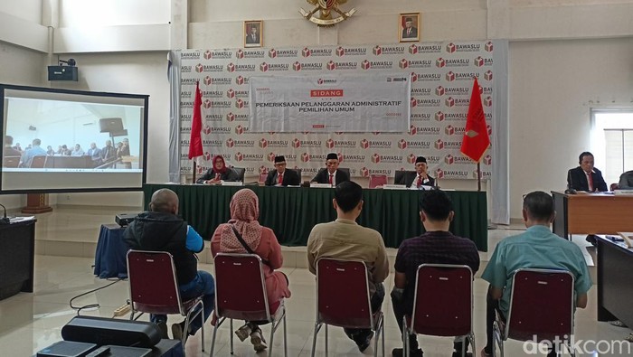 Bawaslu Sumsel menggelar sidang administratif dugaan kecurangan penghitungan suara di PPK Sukarami Palembang.