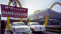 Selama abad ke-20, burger menjadi terkenal. Sampai akhirnya restoran cepat saji McDonald’s mulai populer dengan burger yang menjadi menu utamanya. Foto: love food