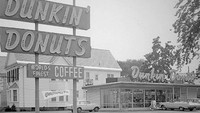 Selain McDonald’s, pada tahun 1920-an muncul mesin donat pertama dan membuat masyarakat ikut tertarik dengan donat. Barulah pada tahun 1950-an, toko donat terbesar Dunkin’ Donuts didirikan di Quincy, Massachusetts. Foto: love food
