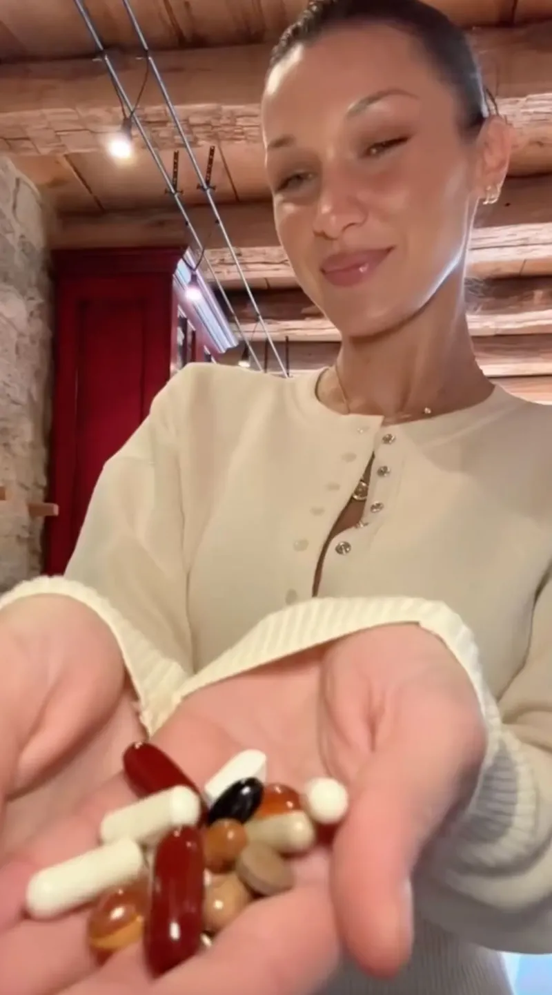 Bella Hadid Rutinitas pagi Bella Hadid, termasuk minum vitamin 14 tablet.
