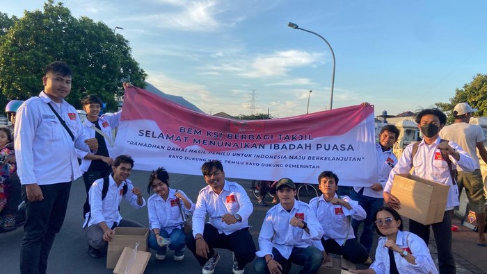 BEM KSI mengadakan bagi-bagi takjil selama dua hari yaitu 19 dan 20 Maret 2024 di Banjir Kanal Timur (BKT), Jakarta Timur (Jaktim).