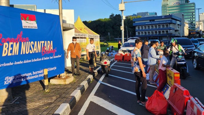BEM Nusantara bagi-bagi takjil dan nasi kotak di Tugu Tani, Jakarta Pusat, Selasa (19/3/2024).