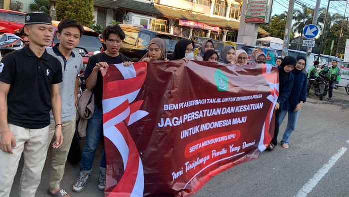 BEM PTAI menggelar bagi-bagi takjil di Tangerang Selatan, Selasa (19/3/2024).