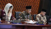 Keputusan mempertahankan BI rate pada level 6% tetap konsisten dengan fokus kebijakan moneter yang pro-stability, yaitu untuk menjaga stabilitas nilai tukar rupiah.
