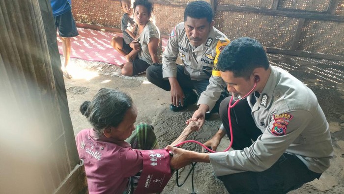 Bripka Heribertus Agustinus B Tena membantu masyarakat di pelosok Kabupaten Manggarai Timur, Nusa Tenggara Timur (NTT)