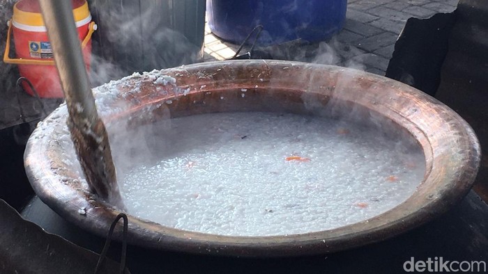 Bubur sup yang sedang dimasak. (Siti Alya Zikriena Poetri/detikSumut)