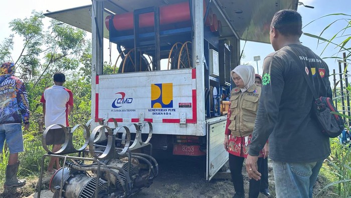 Bupati Demak, Eistianah, cek dua lokasi tempat penyedotan banjir, Rabu (20/3/2024).