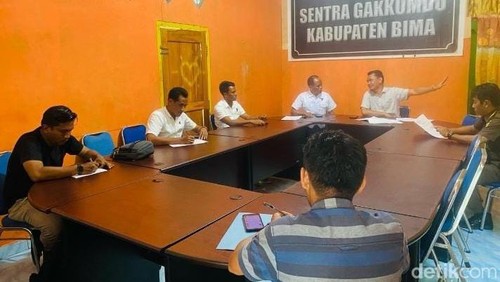 Rapat sentra Gakkumdu Kabupaten Bima terkait staf Panwascam yang mencoblos dua kali, Rabu (20/3/2024) malam. (Rafiin/detikBali)