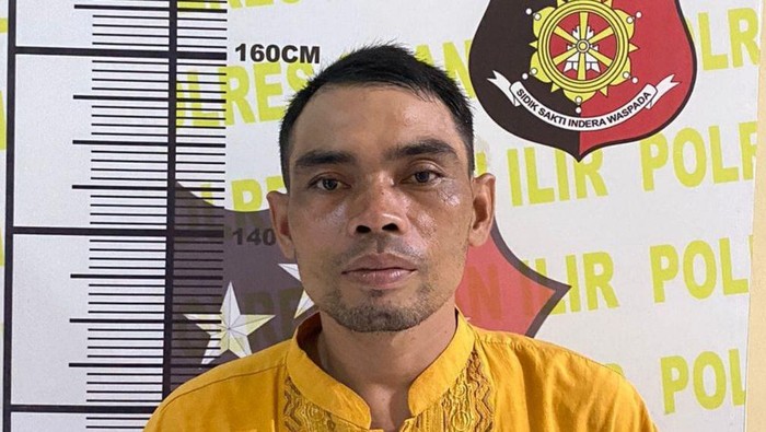 Dadang saat diamankan di kantor polisi.