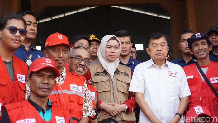 Ketua PMI Jusuf Kalla bantu penuhi kebutuhan warga pengungsi banjir di Demak, Rabu (20/3/2024).