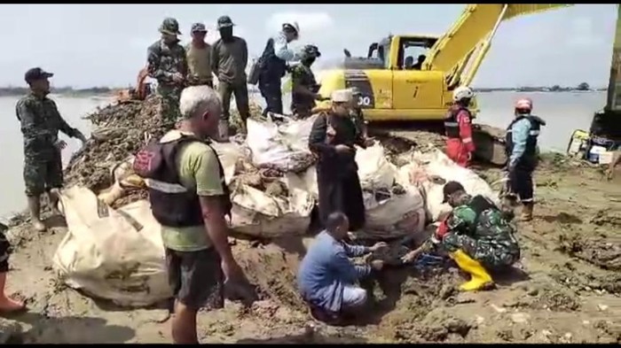 Tangkapan layar penyembelihan kambing kendit di area penambalan tanggul Sungai Wulan yang jebol, Rabu (20/3/2024).