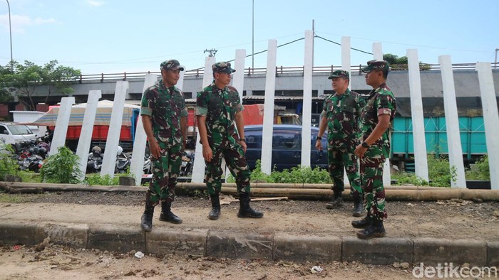 Pangdam IV/Diponegoro Mayjen TNI Deddy Suryadi meninjau langsung tanggul Sungai Wulan yang jebol menyebabkan banjir di Demak, Rabu (20/3/2024).