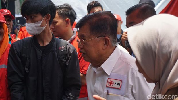 Ketua PMI Jusuf Kalla bantu penuhi kebutuhan warga pengungsi banjir di Demak, Rabu (20/3/2024).