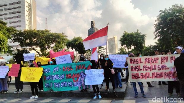 demo dukung hasil rekapitulasi pemilu