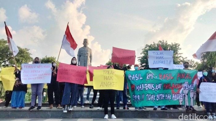 demo dukung hasil rekapitulasi pemilu