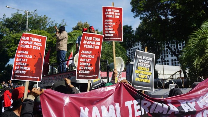 Demo KPU Massa CIE-Pemuda Moeslim Minta Semua Pihak Lapang Dada Kelompok massa tergabung dalam Center for Indonesia Election (CIE) bersama Pemuda Moeslim Jayakarta menggelar aksi damai didepan Gedung Komisi Pemilihan Umum (KPU), Menteng Jakarta Pusat, Rabu (20/3/2024).