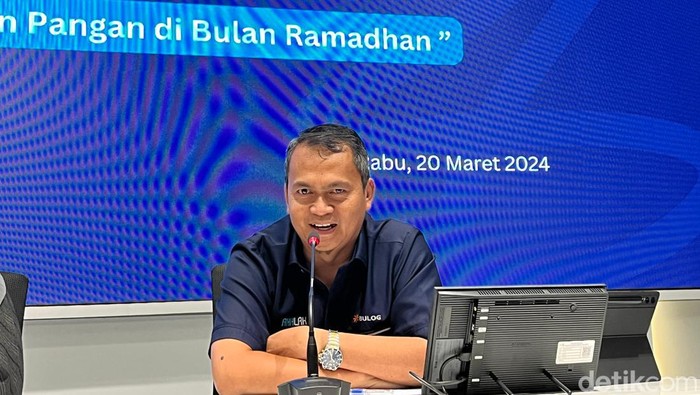 Direktur Supply Chain dan Pelayanan Publik Perum Bulog Mokhamad Suyamto