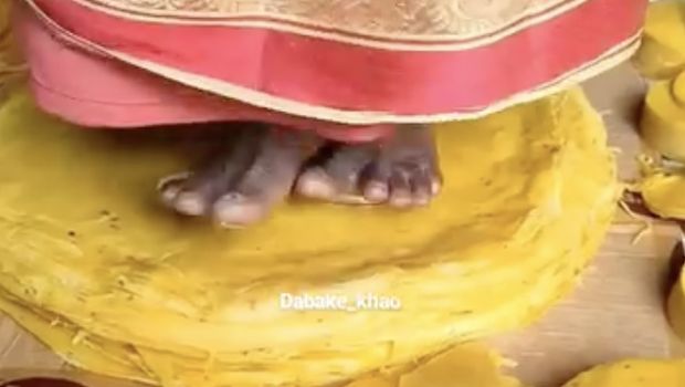 Duh! Adonan Roti Renyah di India Ini Diinjak Kaki Telanjang