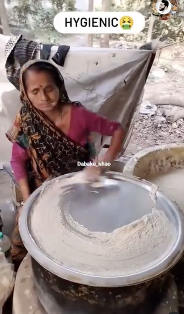 Duh! Adonan Roti Renyah di India Ini Diinjak Kaki Telanjang