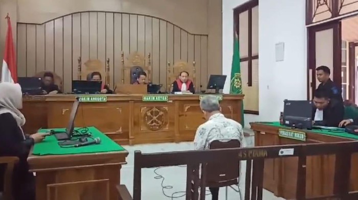 Eks Bupati Samosir Mangindar Simbolon saat menjalani sidang vonis di PN Medan. (Istimewa)